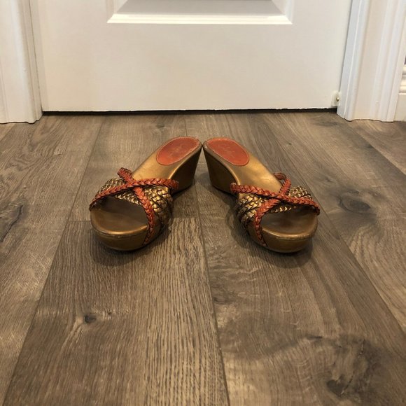 COLE HAAN GOLD AND ORANGE LEATHER WEDGE SLIDE SZ 6 - Picture 3 of 6
